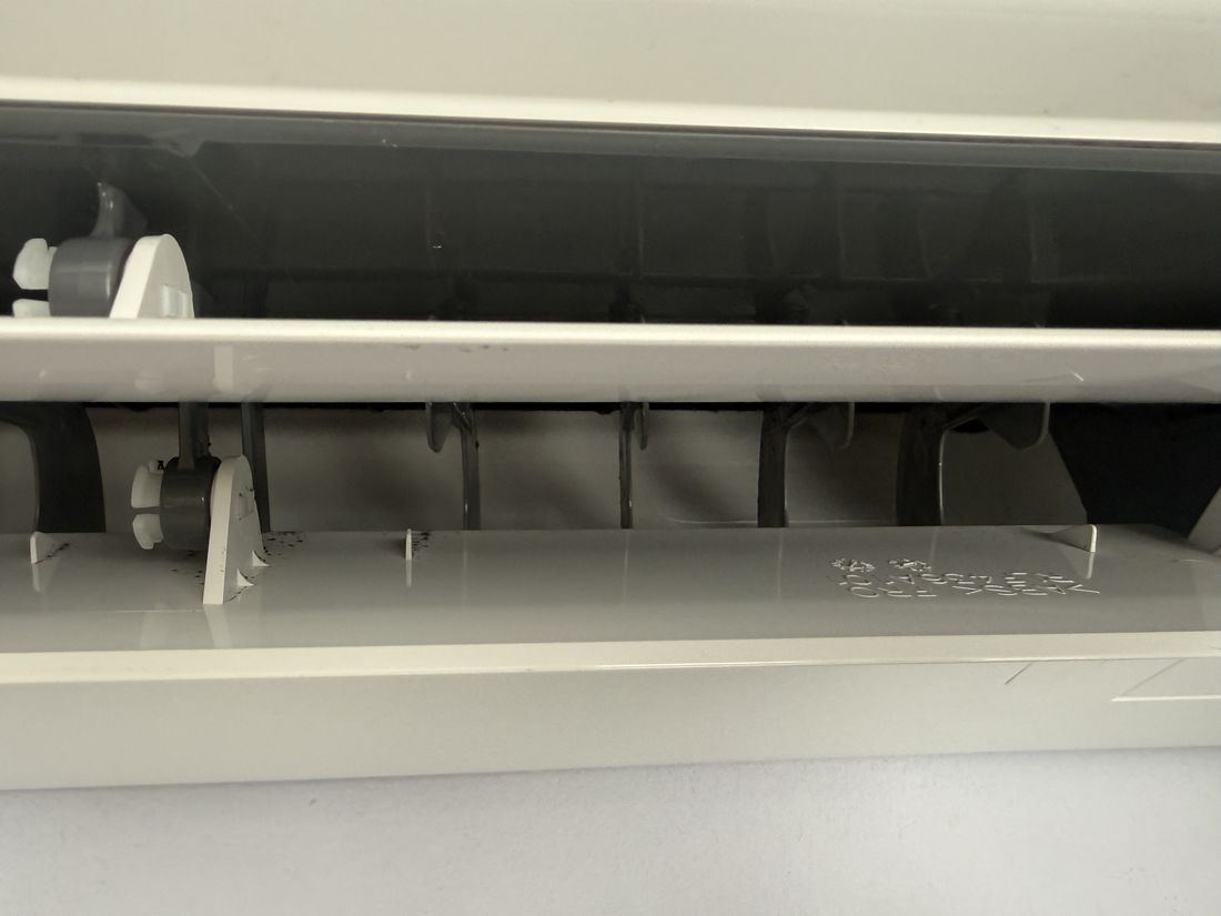 Gereinigde binnenunit met schone ventilatorbladen en een lichte condensbak